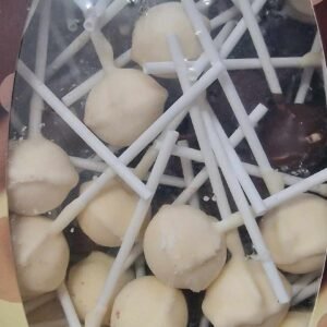 Sucettes chocolat blanc fourrées de nougat